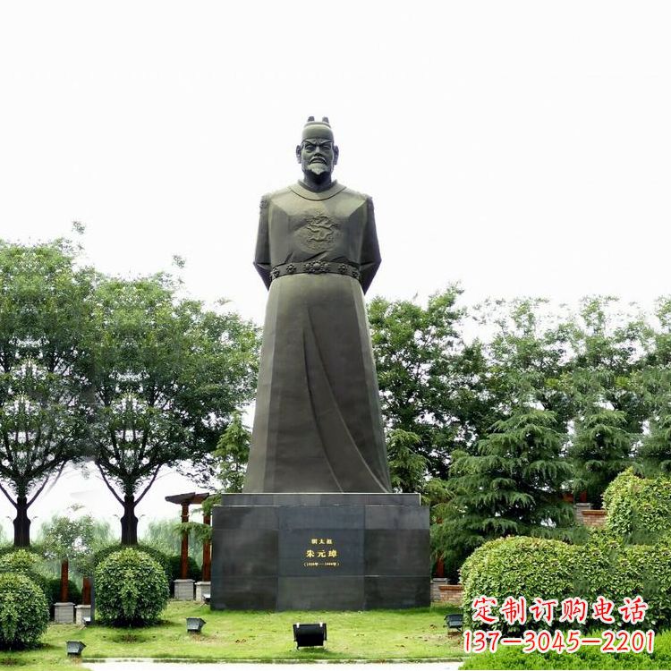 泸州“洪武之治”明太祖石雕塑像