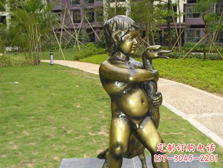 泸州新颖童真男孩城市玻璃钢仿铜景观雕塑