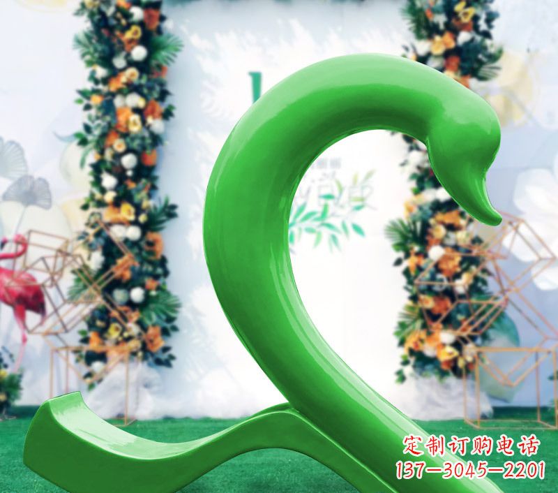 泸州新颖抢眼的玻璃钢爱心天鹅雕塑