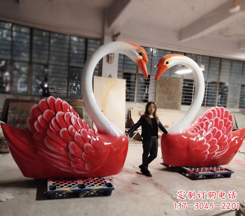 泸州天鹅玻璃钢爱心婚礼景观摆件