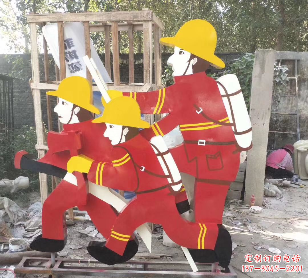 泸州玻璃钢消防员雕塑——精致的园林景观装饰