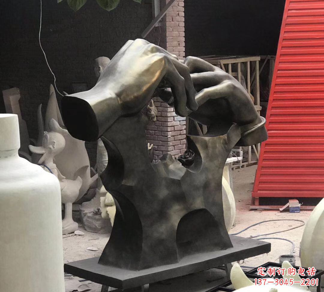泸州玻璃钢仿铜戒指雕塑浪漫情感的象征