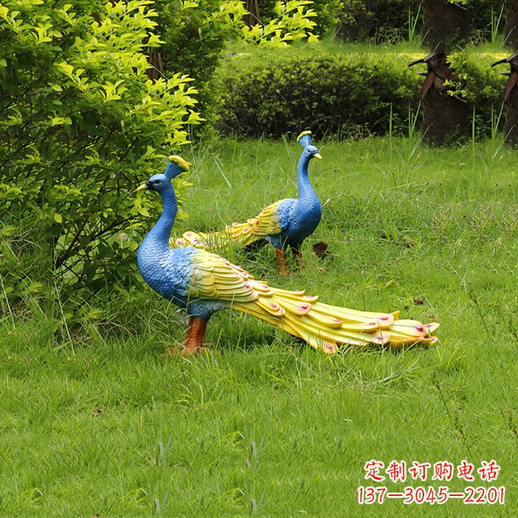 泸州玻璃钢孔雀雕塑——艺术点缀公园草坪