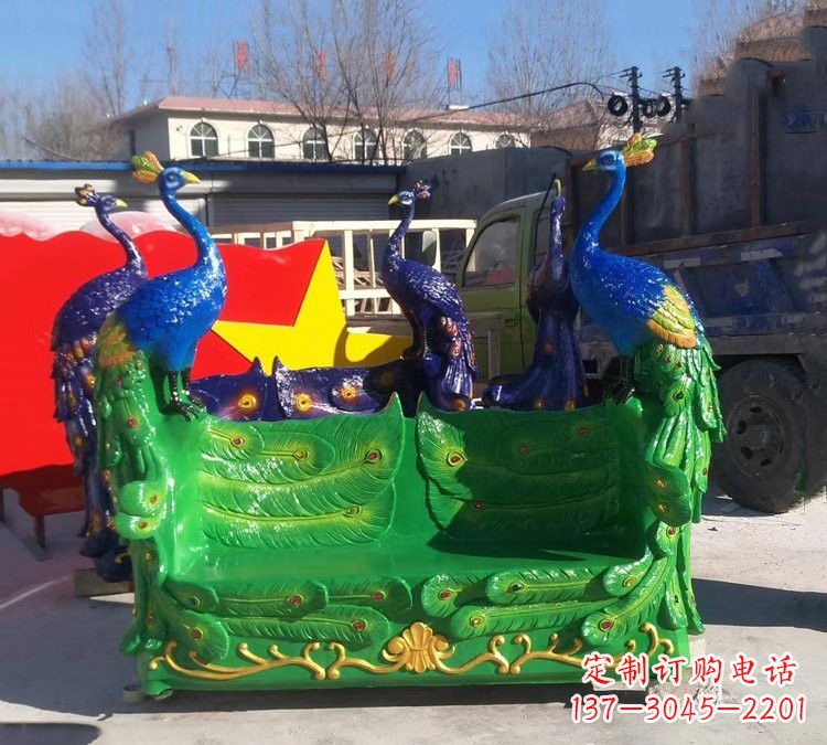 泸州玻璃钢孔雀雕塑给您带来精美的艺术体验