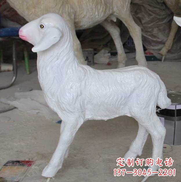 泸州玻璃钢雕刻的羊雕塑——艺术的精美表达