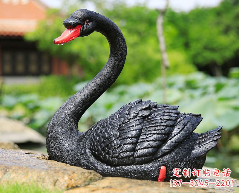 泸州玻璃钢雕刻的黑色天鹅——美丽宁静的公园园林摆件