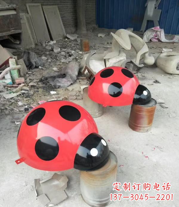 泸州玻璃钢制瓢虫雕塑绚丽多彩的公园景观摆件