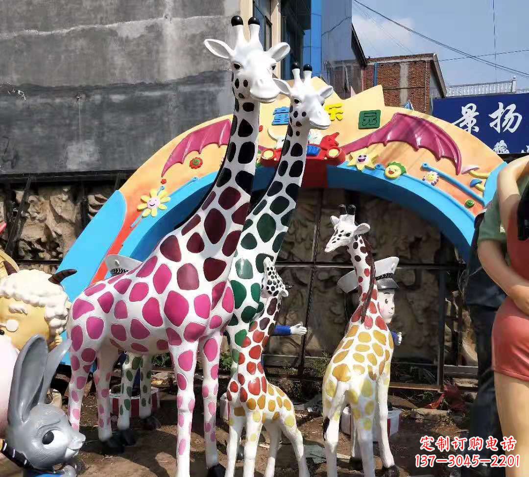 泸州玻璃钢材质的长颈鹿雕塑——点缀公园景观