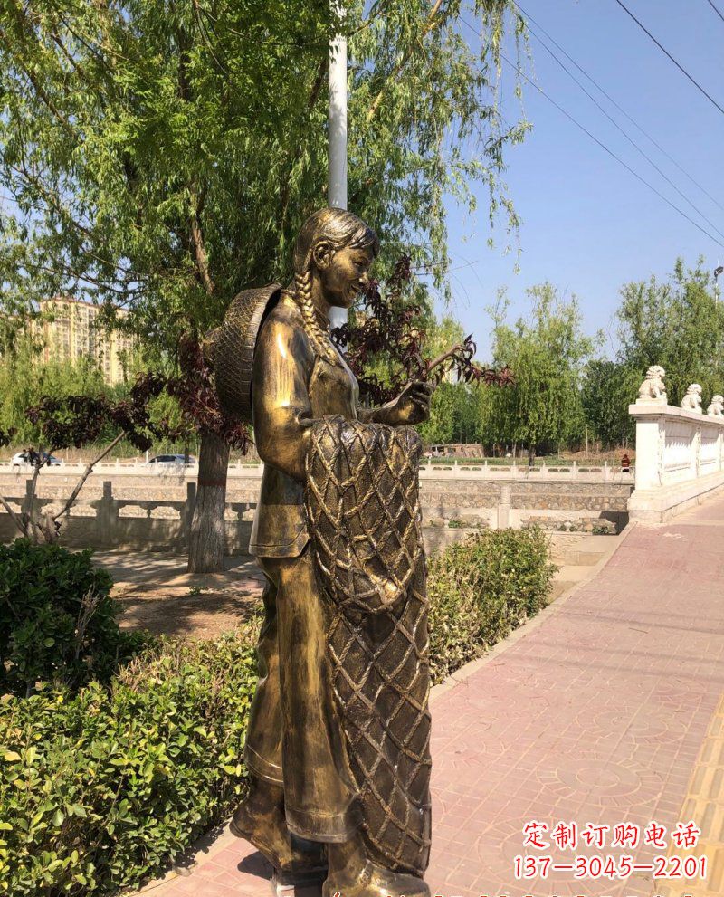 泸州农家女人的铜雕之美