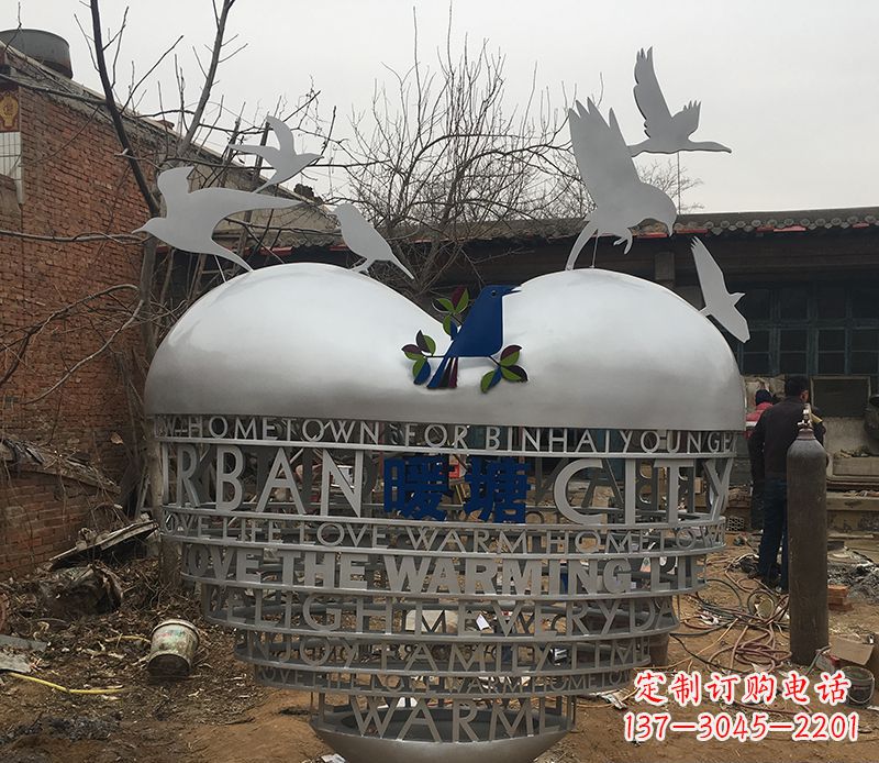 泸州不锈钢爱心字母雕塑——象征着爱的礼物