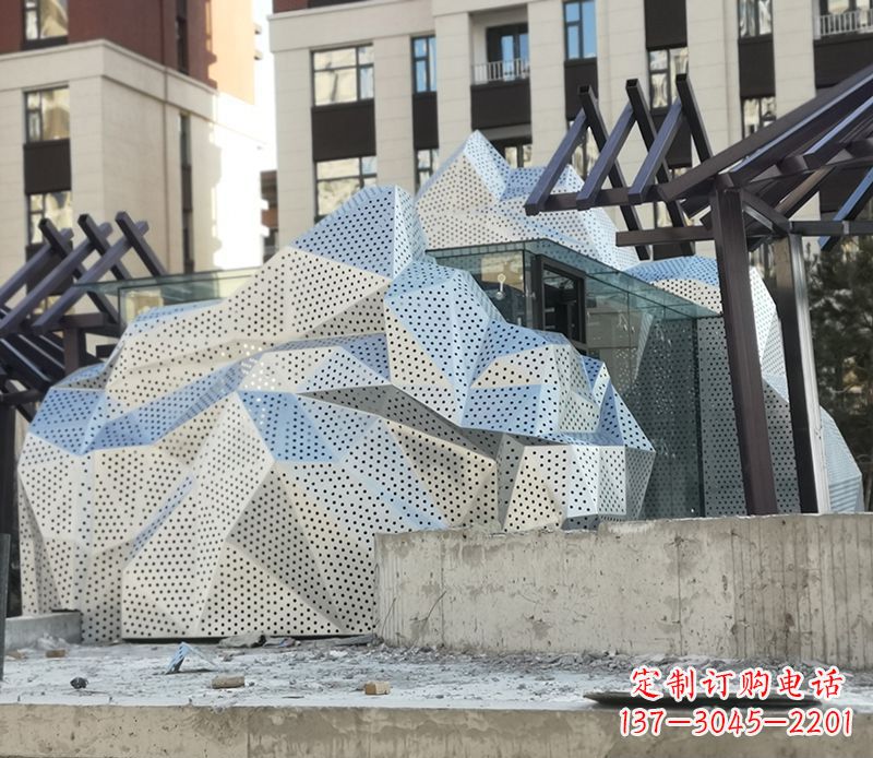 泸州不锈钢假山雕塑给空间带来更多活力