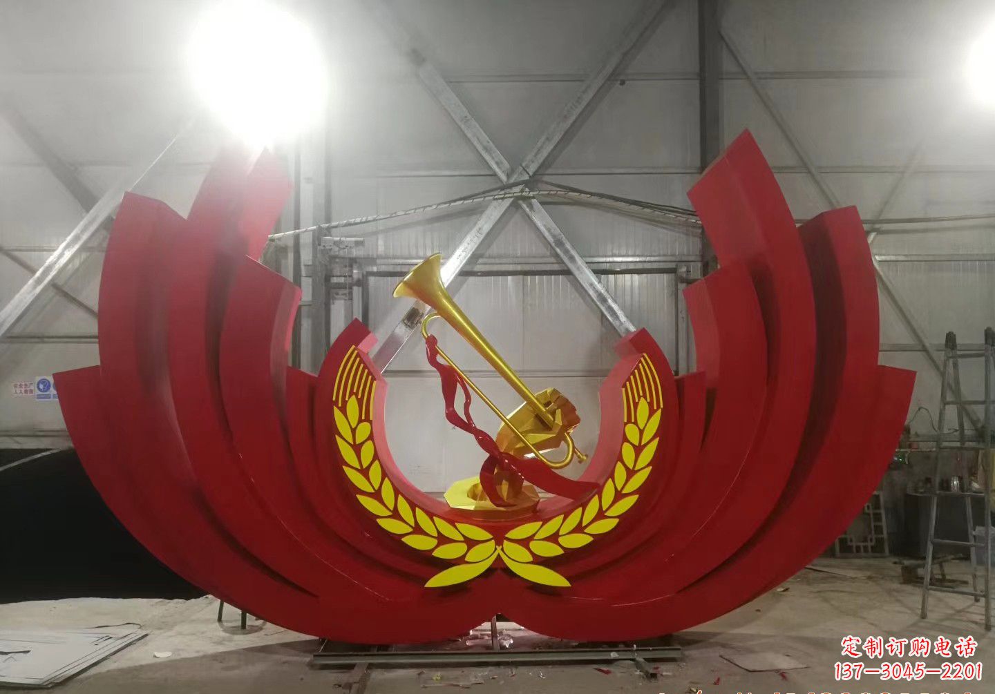 泸州不锈钢冲锋号雕塑缅怀英雄,祝福未来