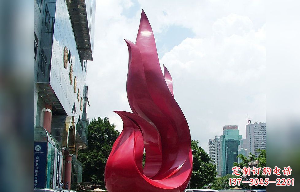 泸州孔雀广场的不锈钢雕塑