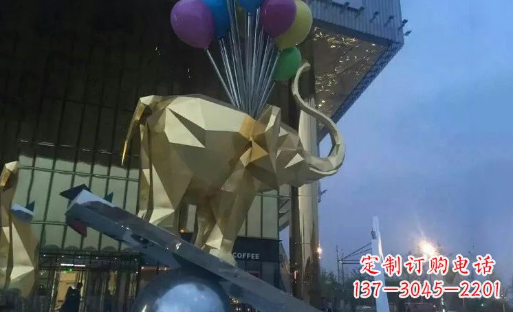 泸州大象踩高跷——点缀城市景观