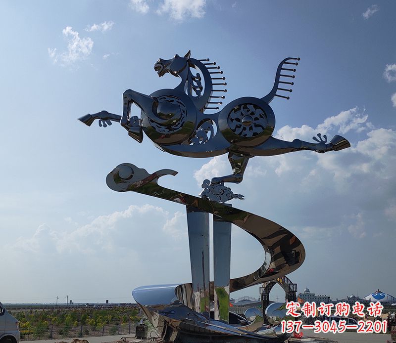 泸州不锈钢大型马踏飞燕景观雕塑集艺术与自然于一体