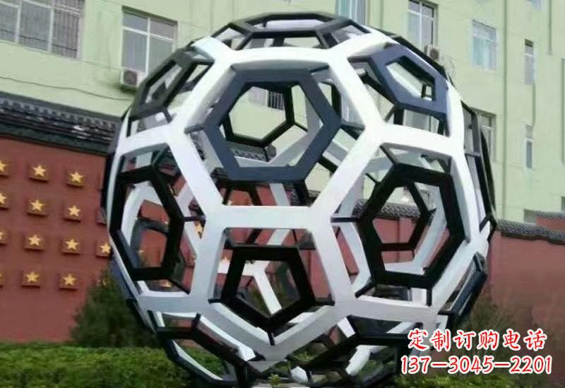 泸州不锈钢公园的镂空足球雕塑