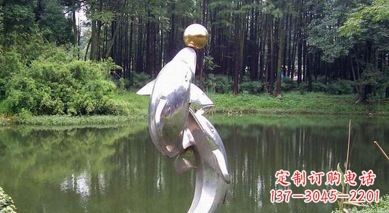 泸州海豚的传说——不锈钢公园顶部雕塑