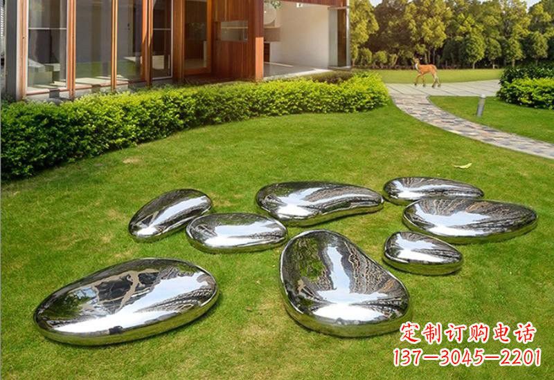 泸州不锈钢公园的鹅卵石雕塑