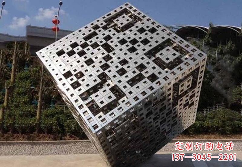 泸州不锈钢广场上的魔方雕塑