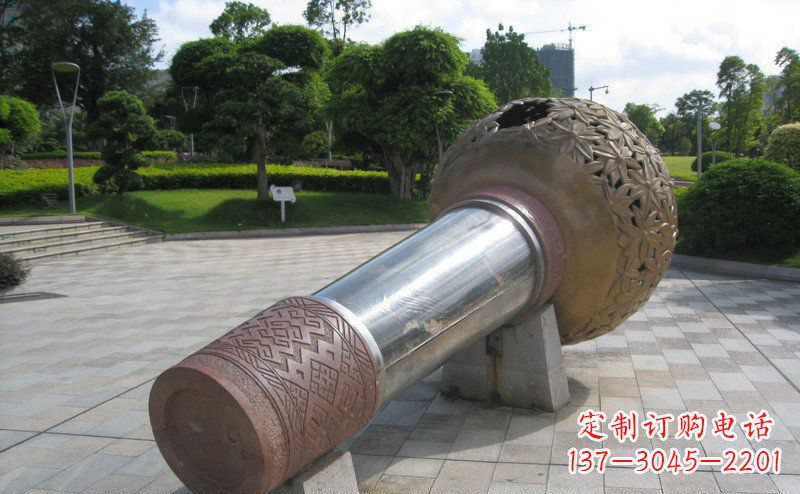 泸州“铸就记忆的不锈钢话筒雕塑”