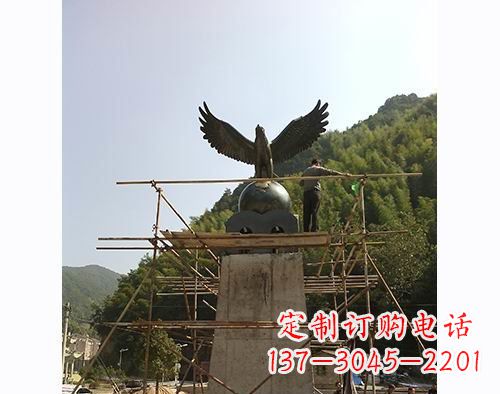 泸州不锈钢老鹰踩地球雕塑缅怀大自然之美