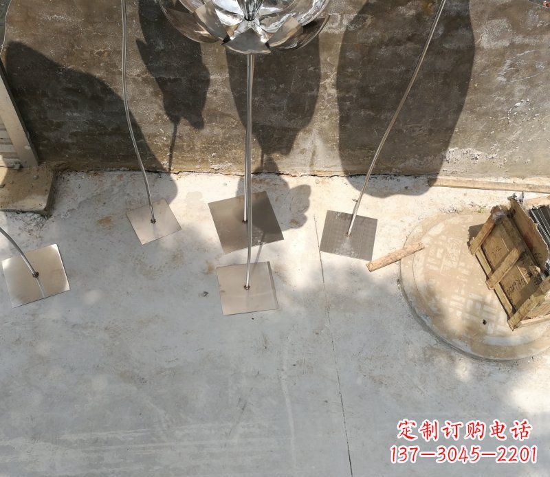 泸州不锈钢荷叶雕塑给大厅带来精致优雅