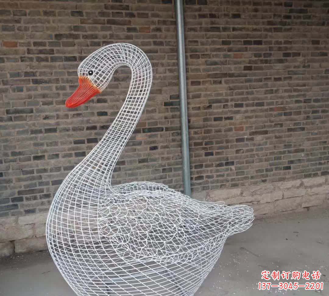 泸州不锈钢镂空天鹅雕塑精美而优雅
