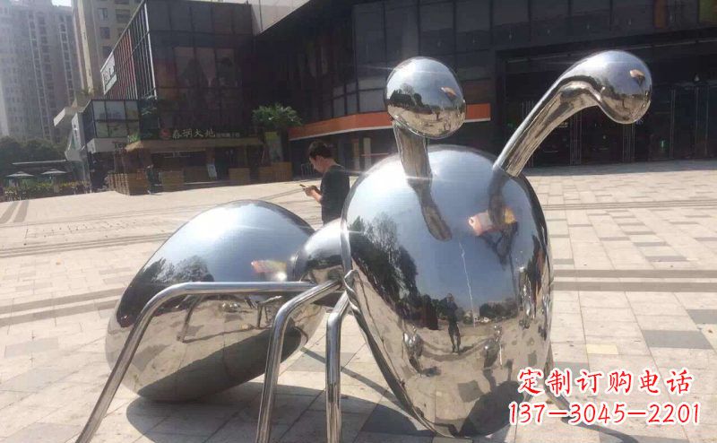泸州不锈钢蚂蚁雕塑精美而富有讽刺意味