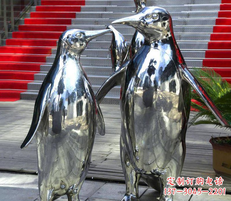 泸州不锈钢企鹅雕塑传递着浓浓爱意