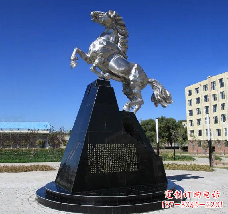 泸州不锈钢企业广场上的马雕塑