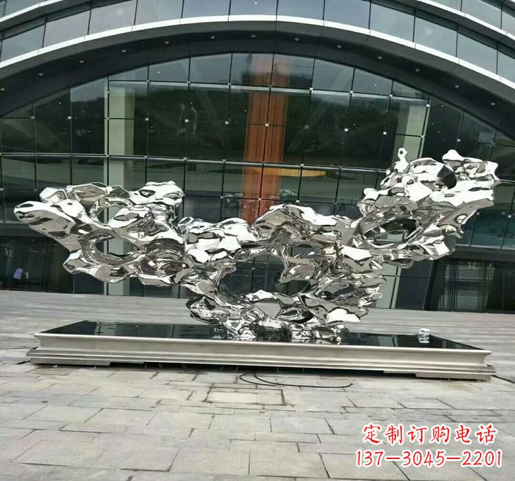 泸州灵动的太湖石雕塑