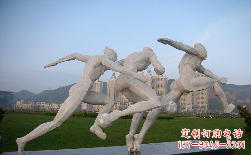 泸州足球雕塑给公园景观增色