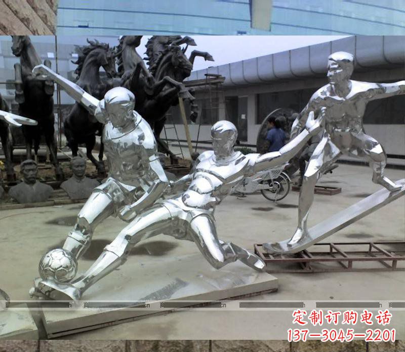 泸州玩足球的不锈钢雕塑