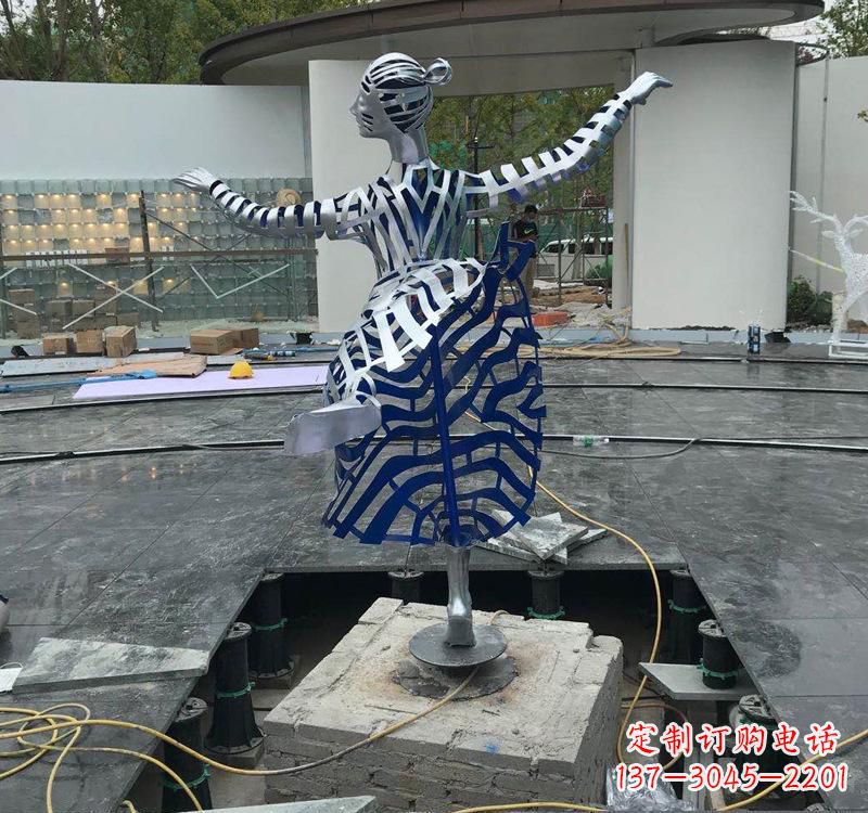 泸州不锈钢女孩——精美雕塑