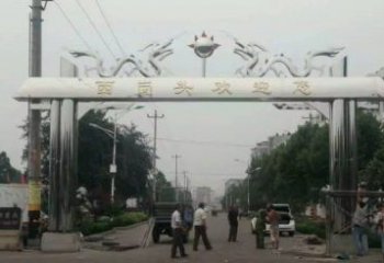 泸州不锈钢双龙戏珠牌坊传承文化的雕塑之美