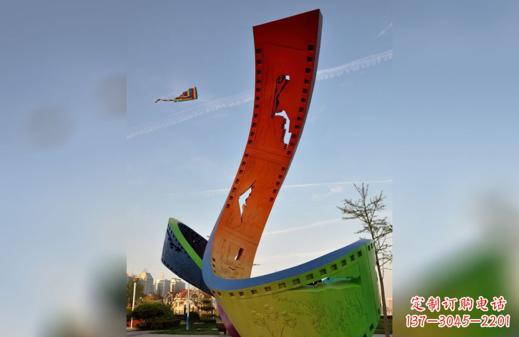 泸州不锈钢五彩胶卷广场雕塑——现代美学的象征