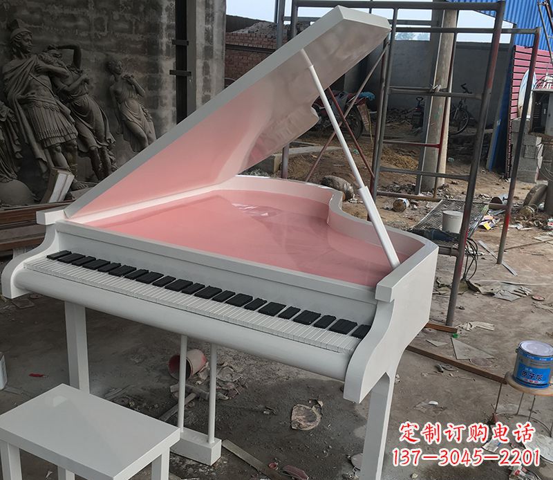 泸州校园里的钢琴雕塑