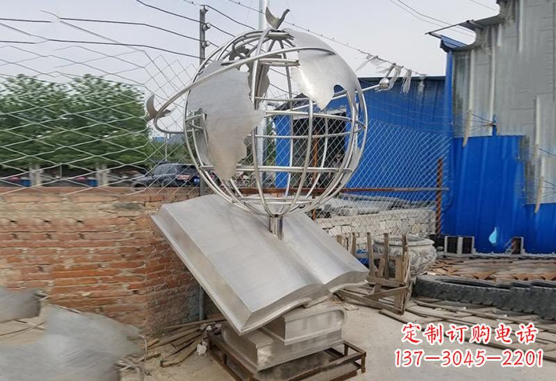 泸州不锈钢校园里的地球雕塑