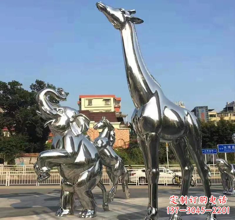 泸州长颈鹿雕塑精美而优雅