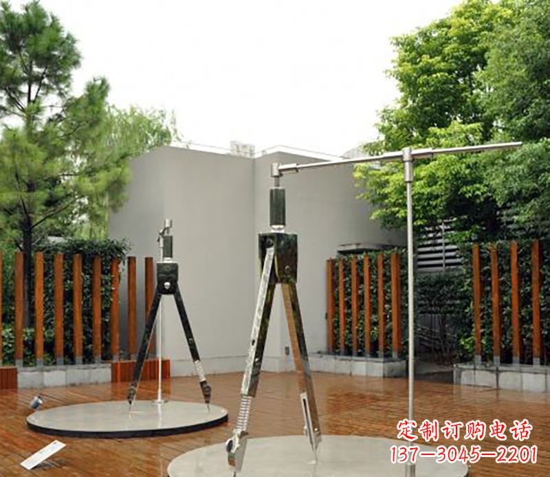 泸州以不锈钢精雕细琢的圆规雕塑