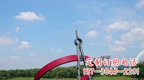 泸州不锈钢圆规雕塑环绕着美景