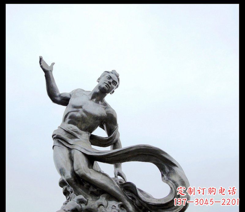 泸州浪花上的勇敢者——不锈钢站立的男人雕塑