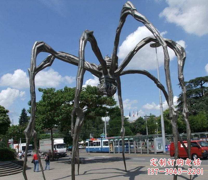 泸州蜘蛛侠雕塑点缀不锈钢的景观