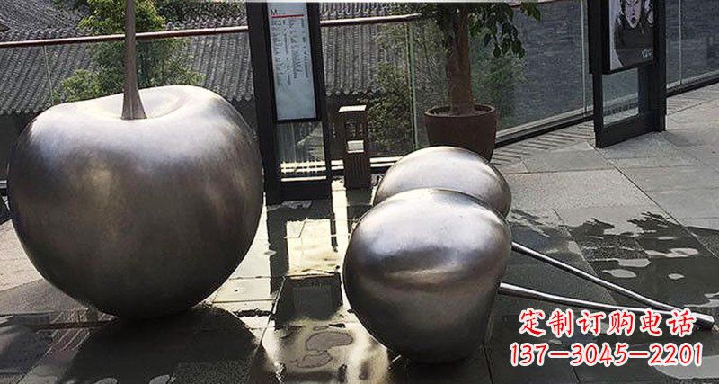 泸州樱桃雕塑点缀步行街美丽景观