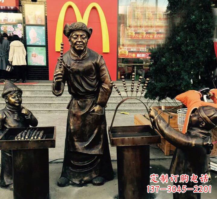 泸州步行街上的糖葫芦铜雕