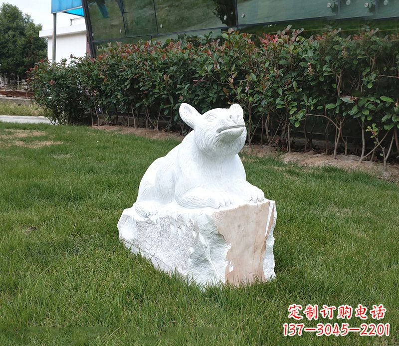 泸州草丛狗熊石雕