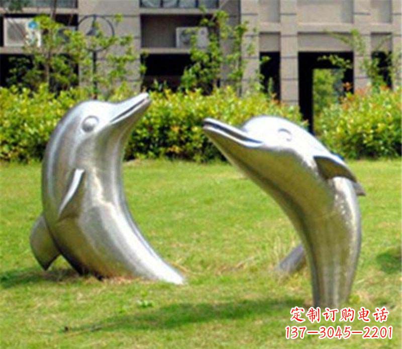 泸州海豚雕塑草坪上的精美装饰