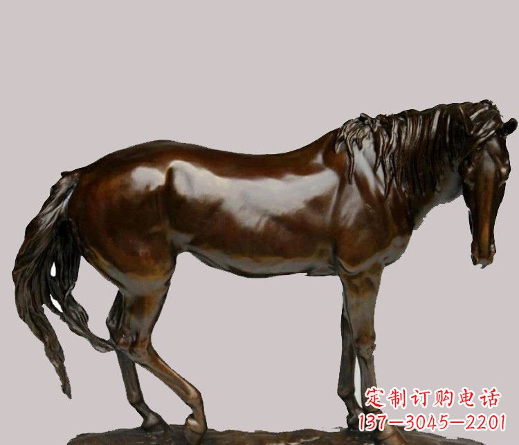 泸州草原上的动物雕塑