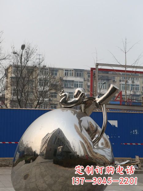 泸州城市中的苹果雕塑
