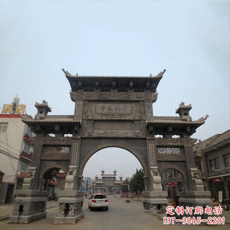 泸州城市街道仿古三门石雕牌楼